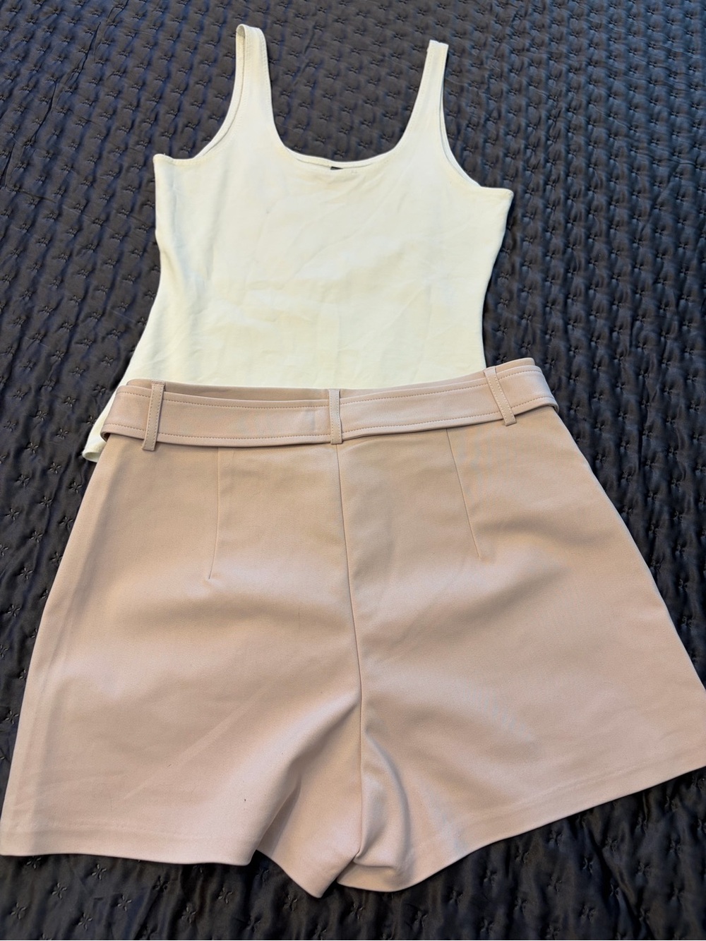 Express Women's High-Rise Belted Shorts in Light Mauve - Picture 2 of 3